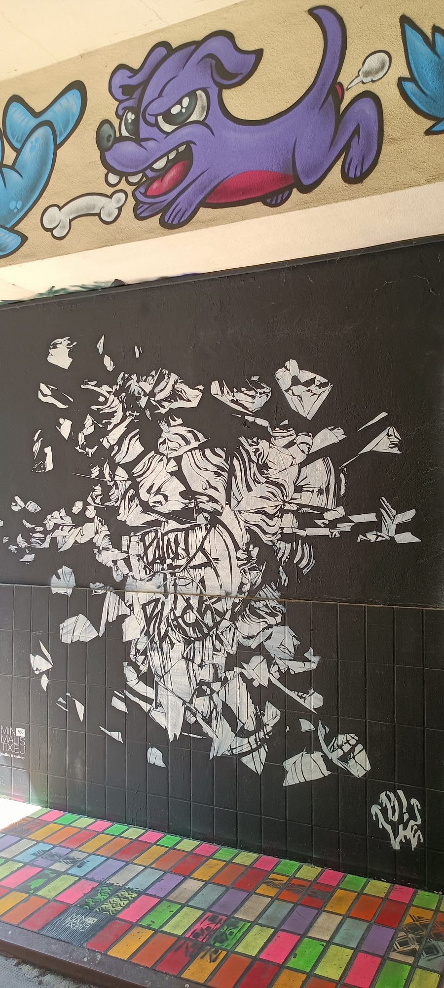 Explosion de fragments blancs — Street art à Berlin