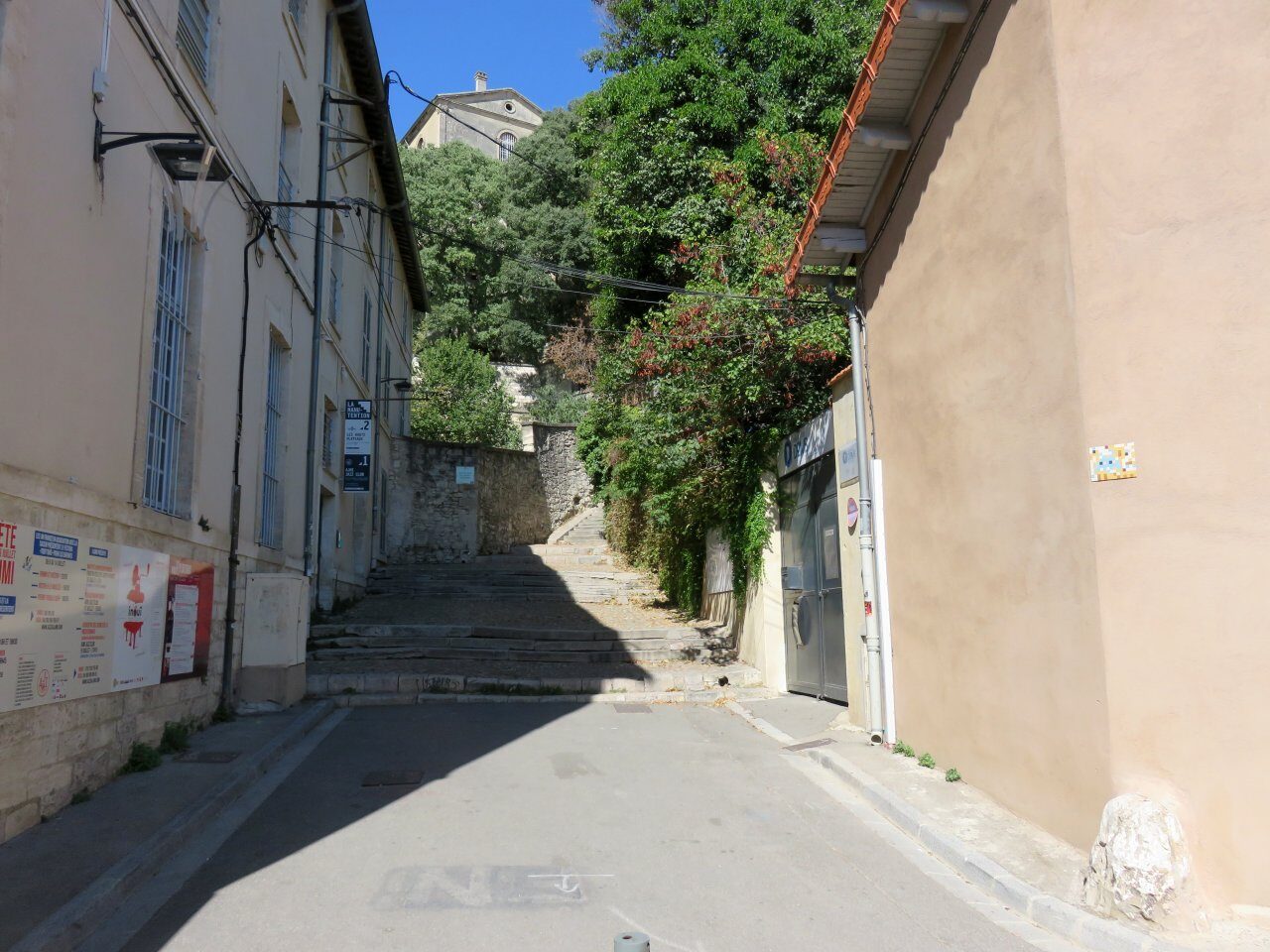 AVI_37, Space Invader de la rue des Escaliers Sainte-Anne — Street art de Invader à Avignon