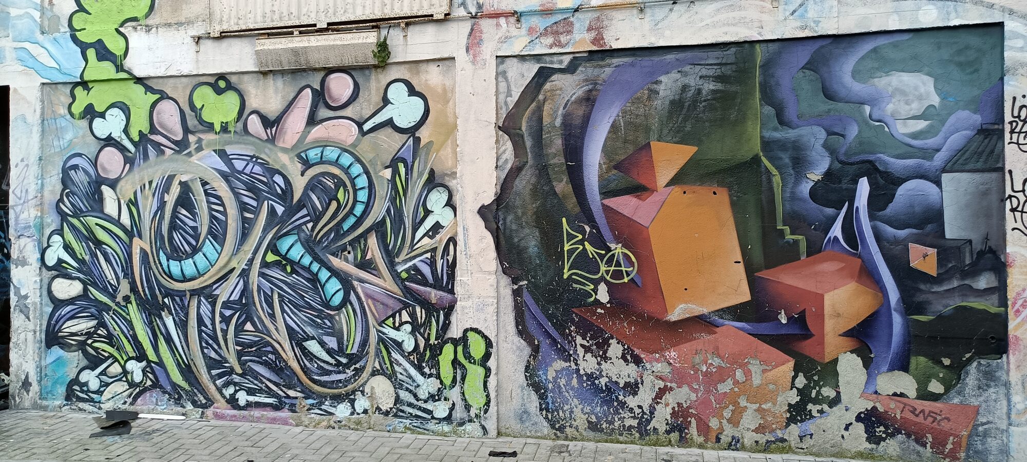 Diptyque, entrelacs et blocs orange — Street art à Almada