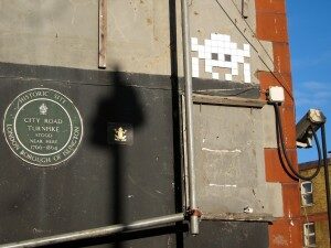 LDN_118, Space Invader on St. Agnes Well — Street art by Invader in London