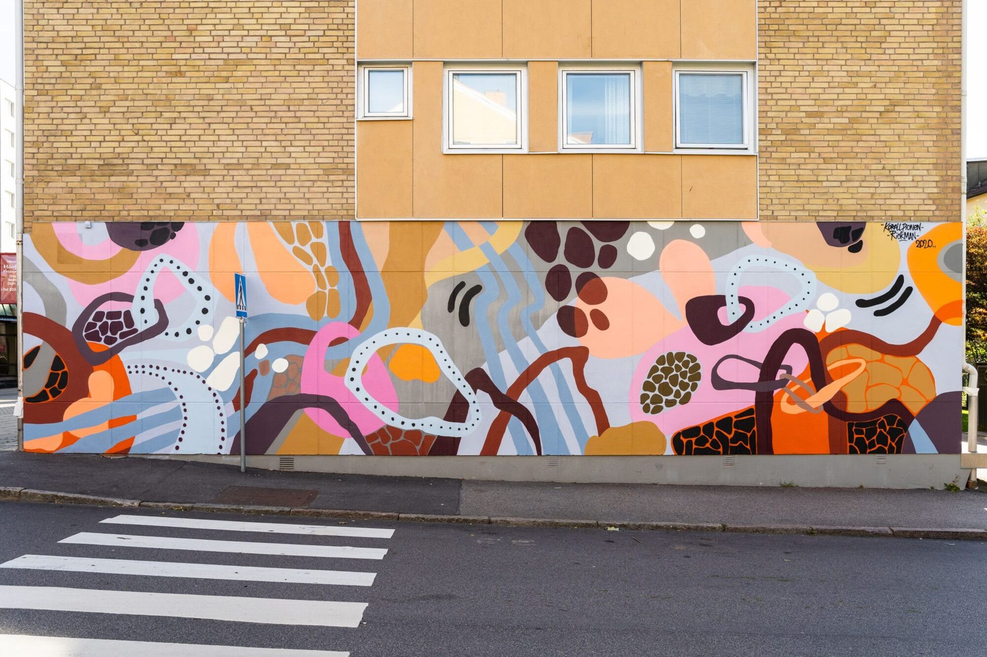 Organic shapes frieze by Korallpionen: graffiti in Borås