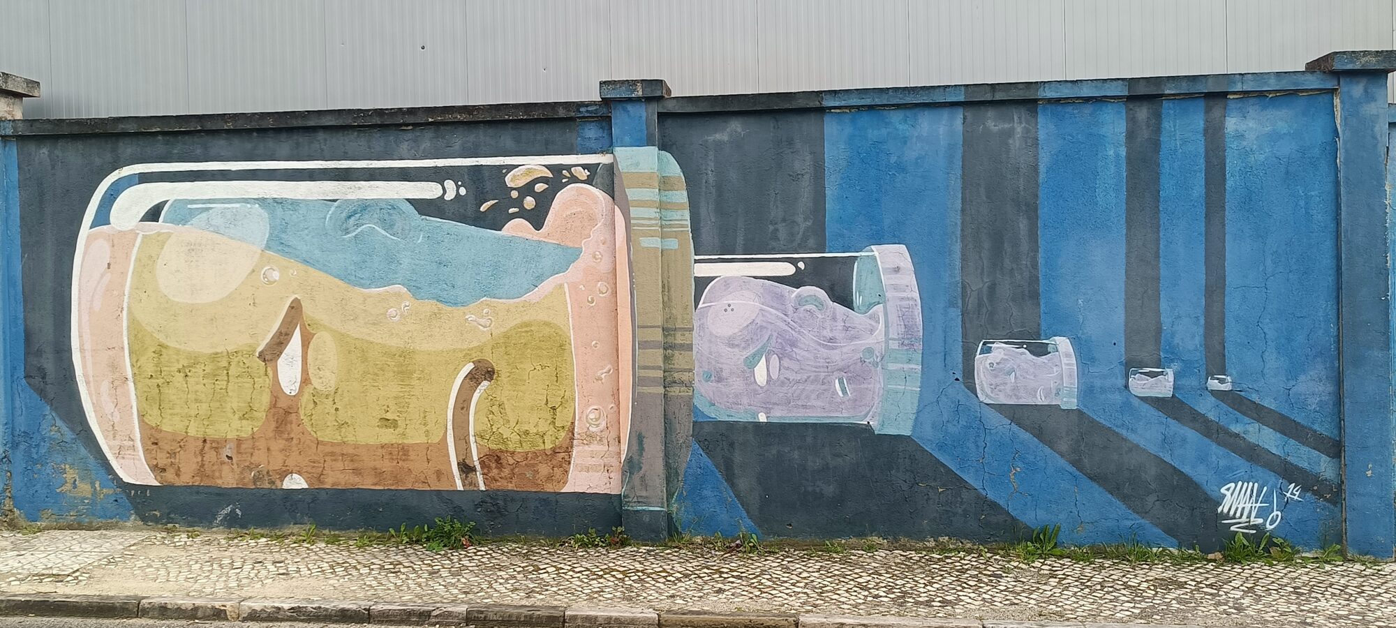 Verres géants en perspective — Street art à Lisboa