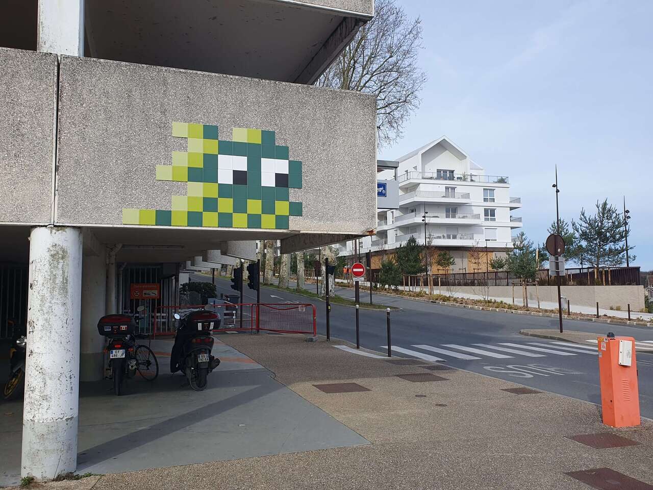 FTBL_12, Space Invader de la rue du Viaduc — Street art de Invader à Avon