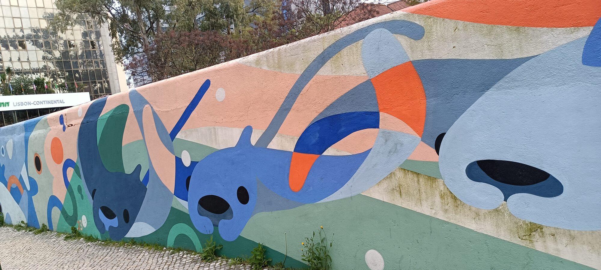 Museaux bleus en aplats — Street art de Mariana Rio à Lisboa
