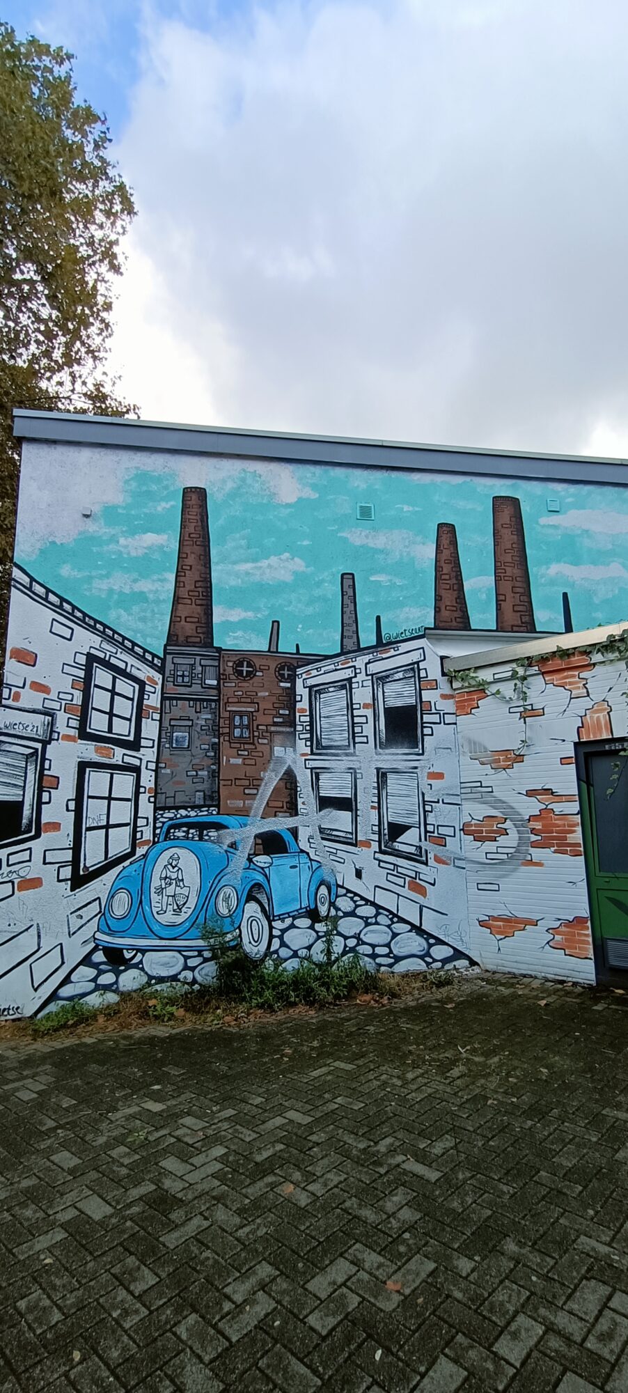 Industrial Ehrenfeld and a blue Beetle — Street art in Köln