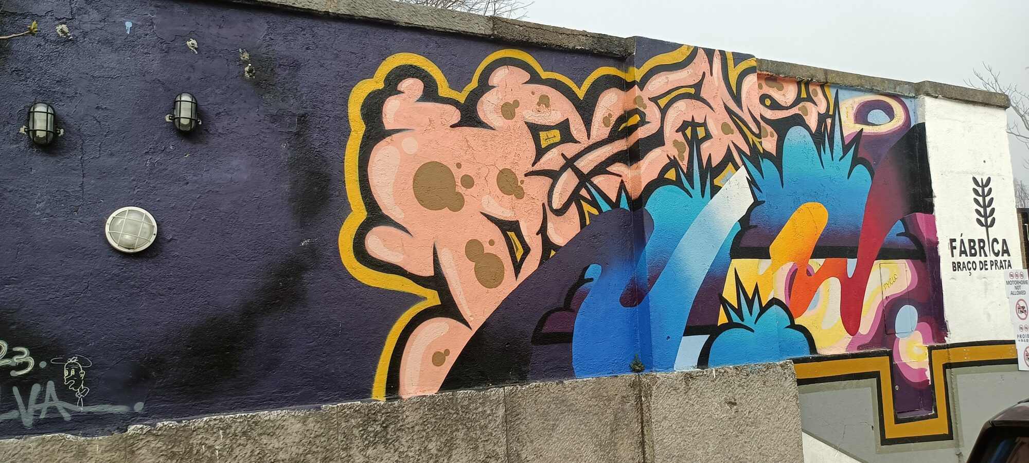 Lettrage saumon et explosion bleue — Street art à Lisboa