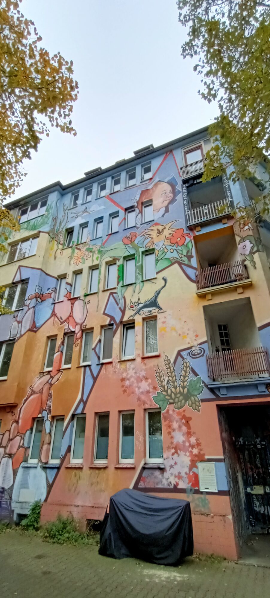 Schöner Wohnen, les formes pastel et le visage d'enfant — Street art de Klaus Klinger à Düsseldorf