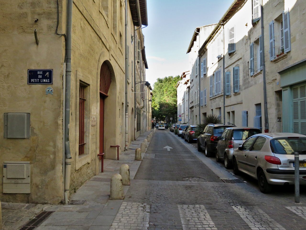 AVI_08, Space Invader on Rue du Petit Limas — Street art by Invader in Avignon