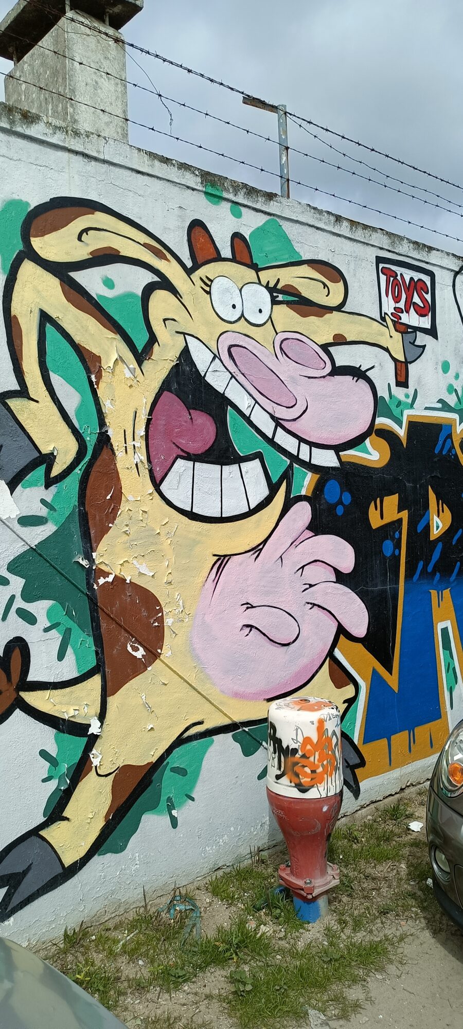 Vache hilare de Cow and Chicken — Street art à Almada