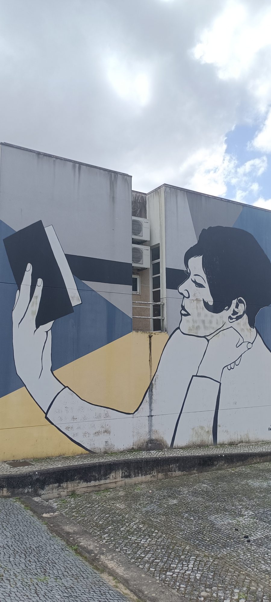 Femme Lisant — Mural Minimaliste — Street art de Favita à Lisbon