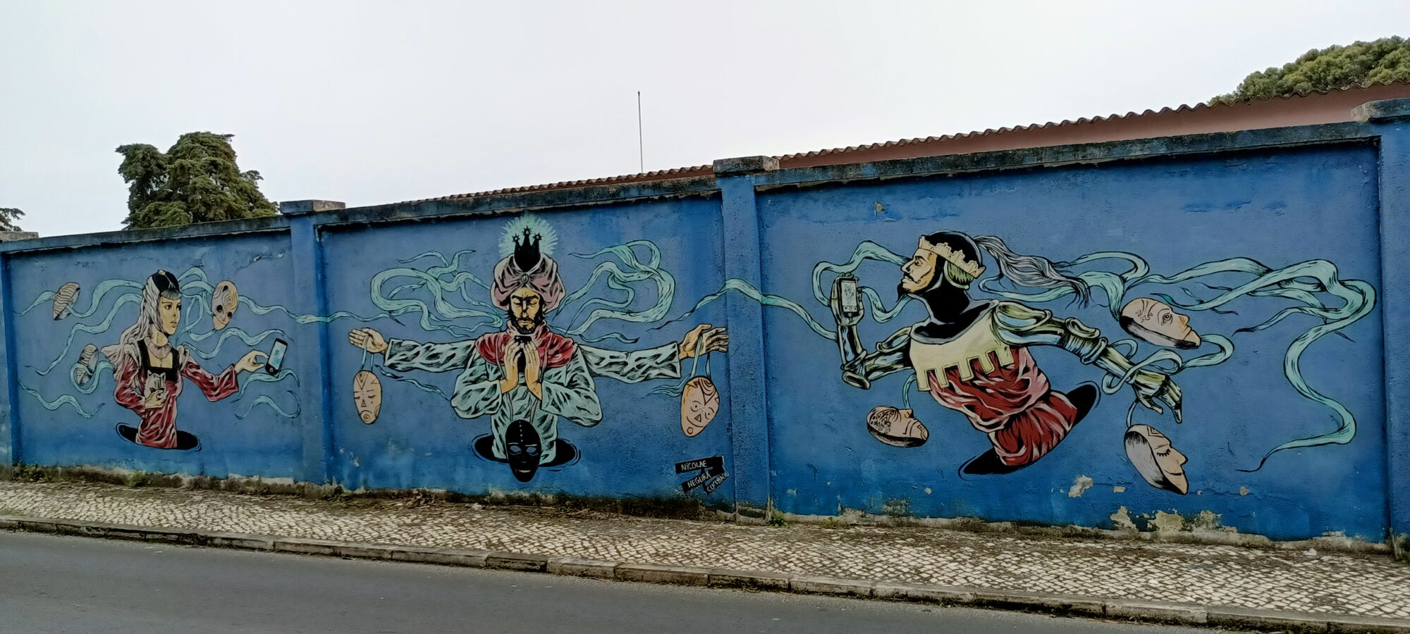Figures aux rubans et visages sur plateaux — Street art à Lisboa