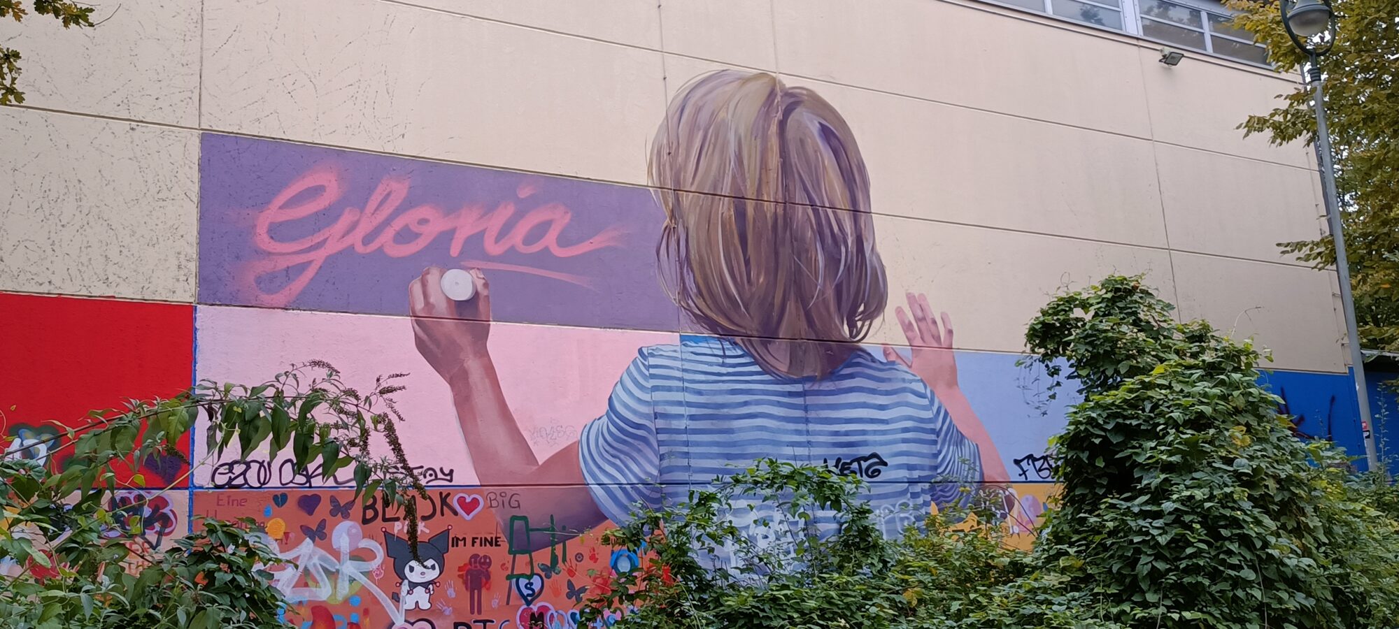 La fillette qui écrit Gloria — Street art à Düsseldorf