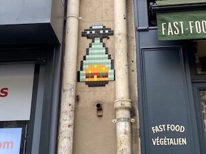 PA_1477, Space Invader on 60 Boulevard Voltaire — Street art by Invader in Paris