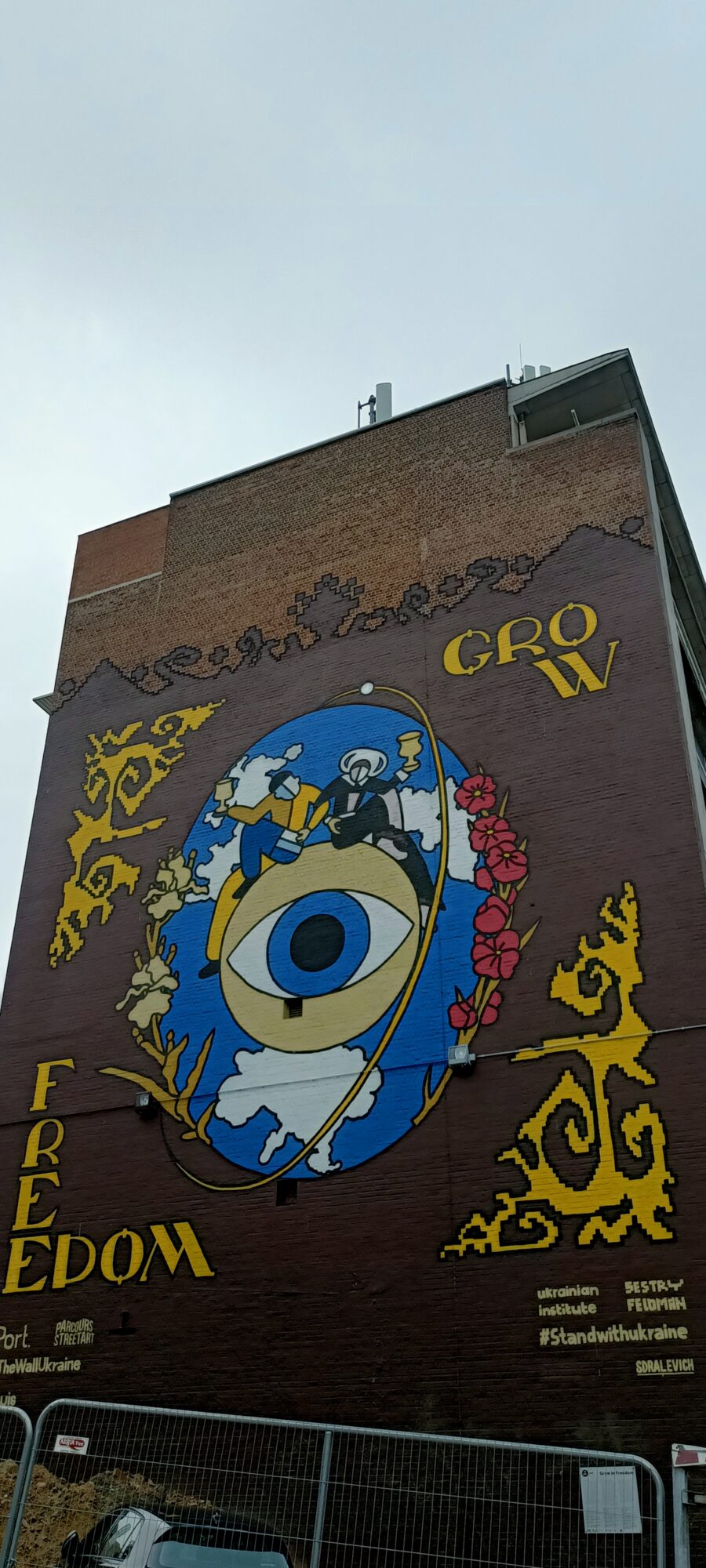 Grow Freedom, l'œil et les pavots — Street art de Sestry Feldman à Bruxelles