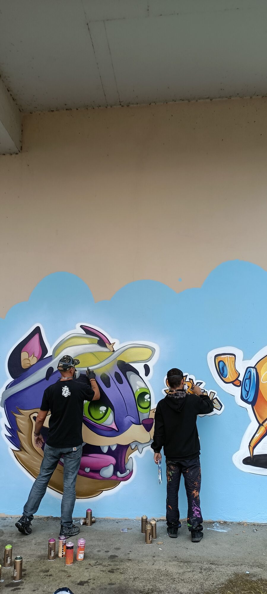 Purple cat and writers at work — Street art in Paimpol