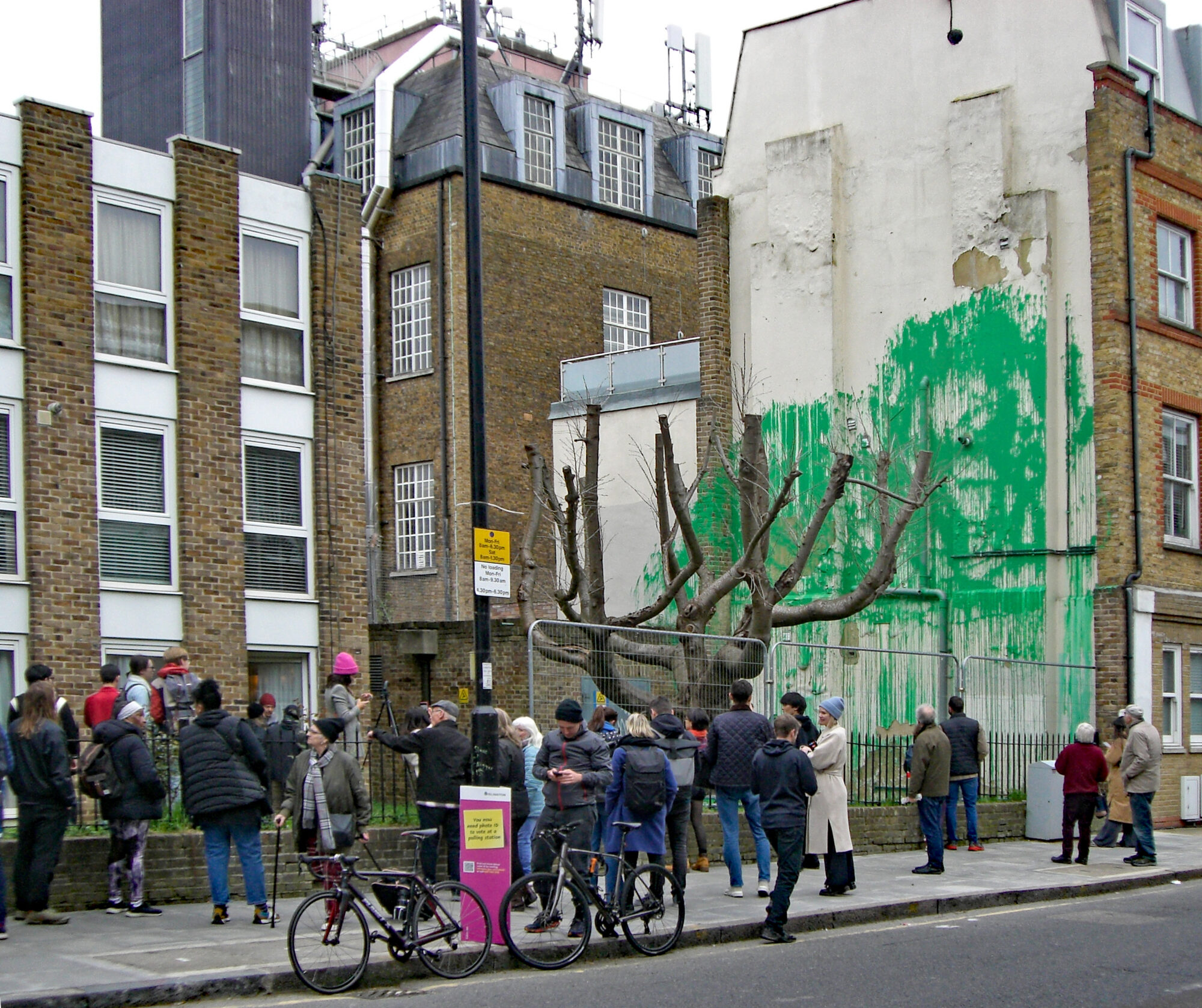 Greenwashed Tree, le feuillage peint de Finsbury Park — Street art de Banksy à London