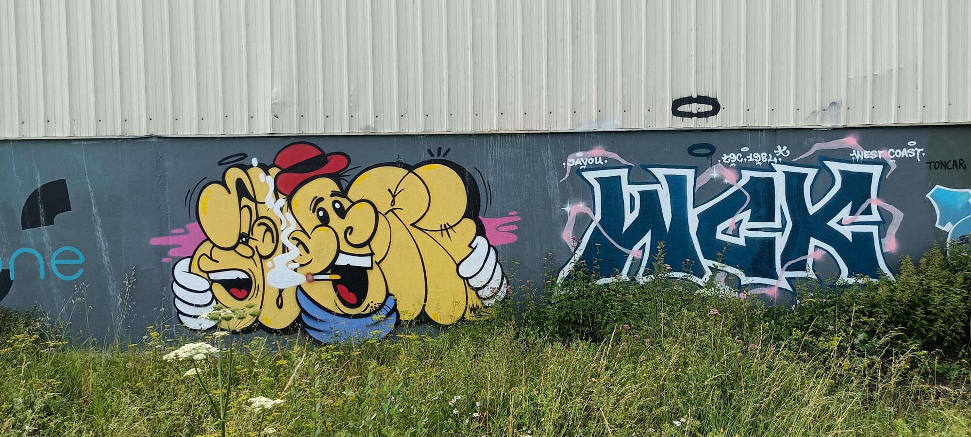 Yellow duo and West Coast lettering — Street art in Saint-Brieuc