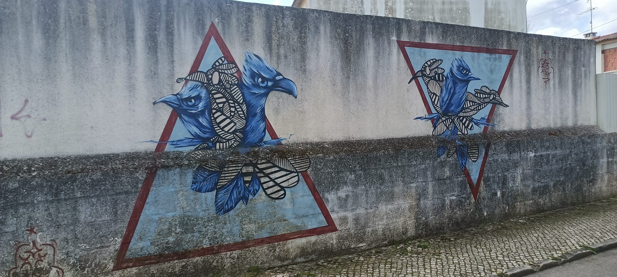 Oiseaux bleus dans des triangles rouges — Street art à Lisbon