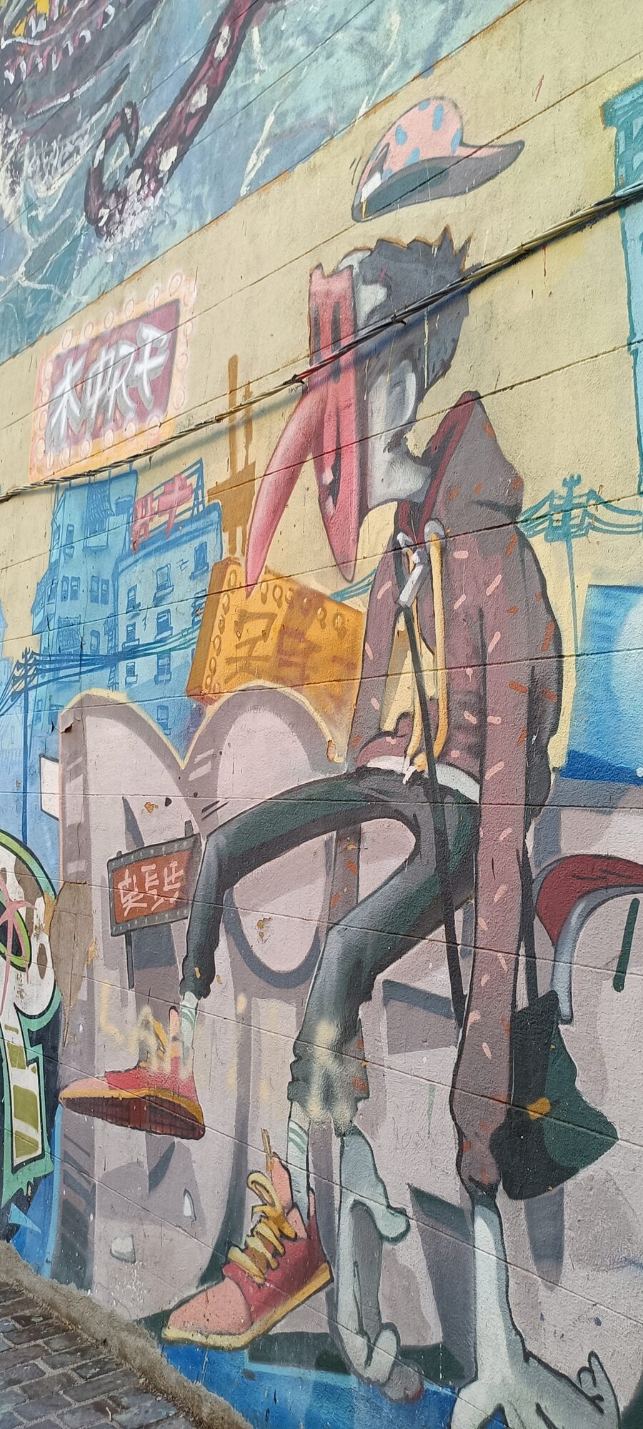 Personnage au long bec et baskets rouges — Street art à Marseille