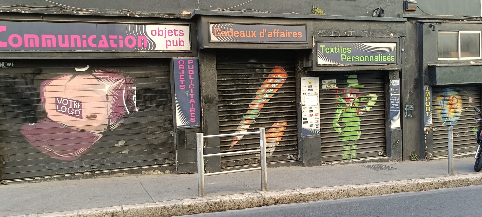 Trois rideaux de l'imprimeur publicitaire — Street art à Marseille