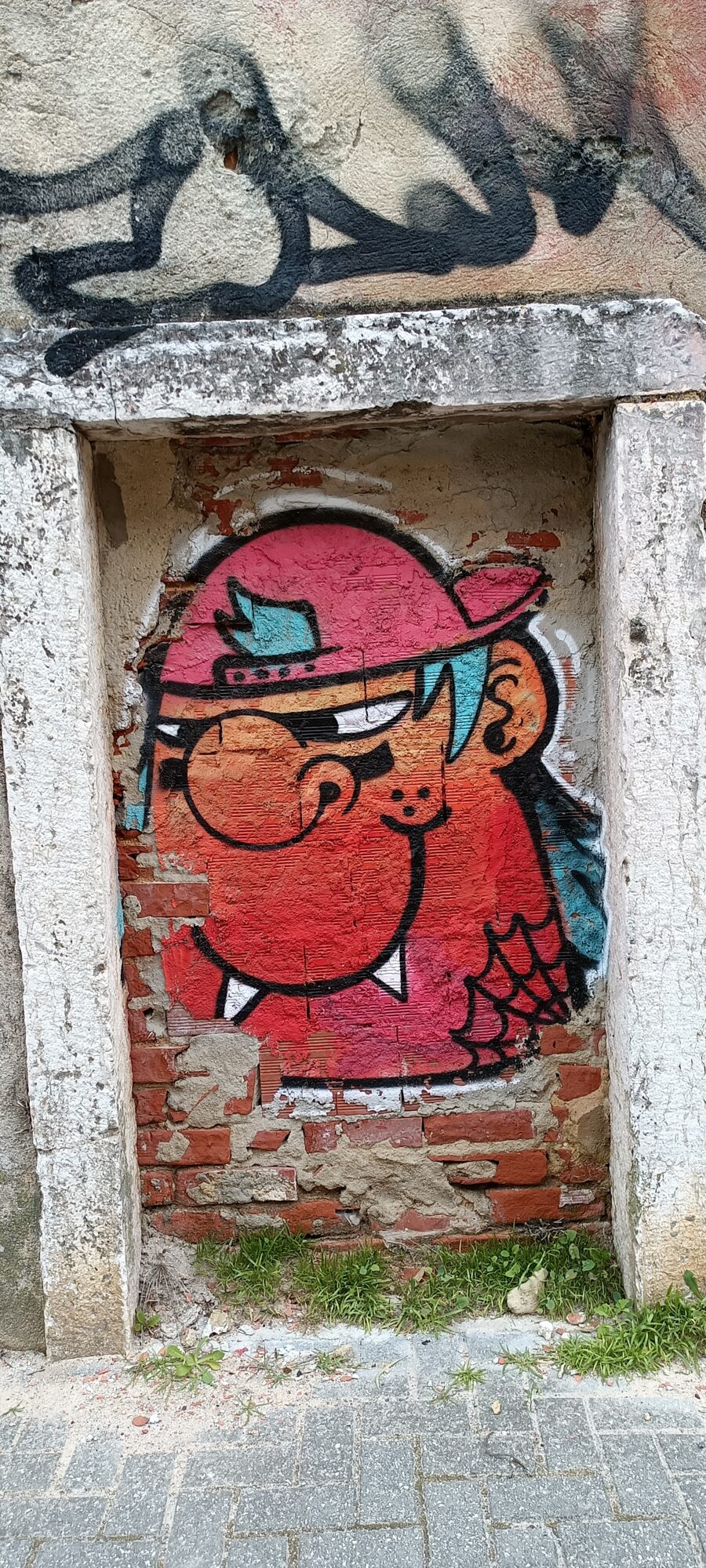 Personnage rouge au chapeau dans une niche — Street art à Almada