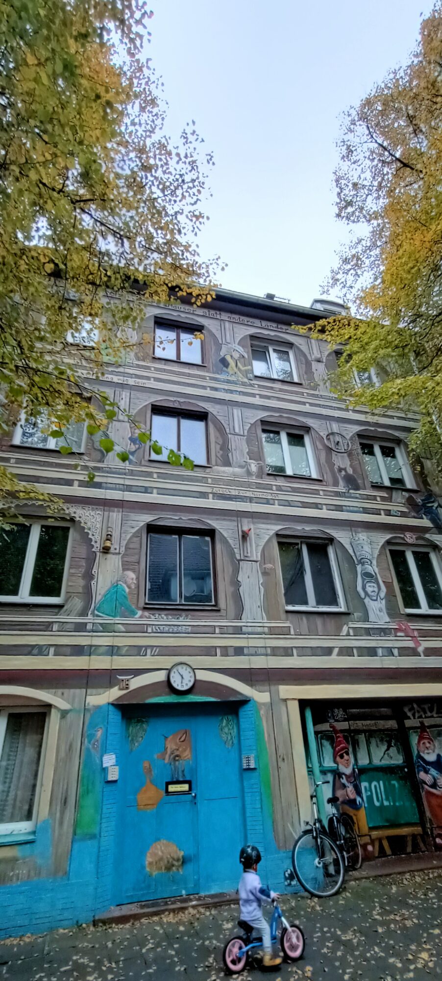 Besetzt leere Häuser statt andere Länder, by Klaus Klinger — Street art by Klaus Klinger in Düsseldorf
