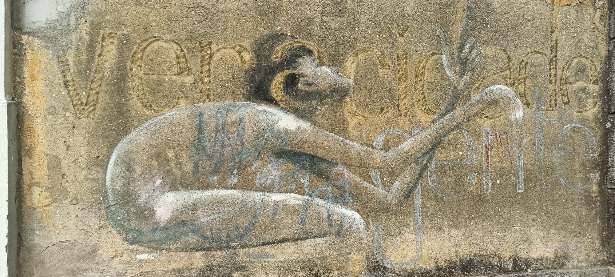 Figure accroupie et Ver a cidade — Street art à Lisboa