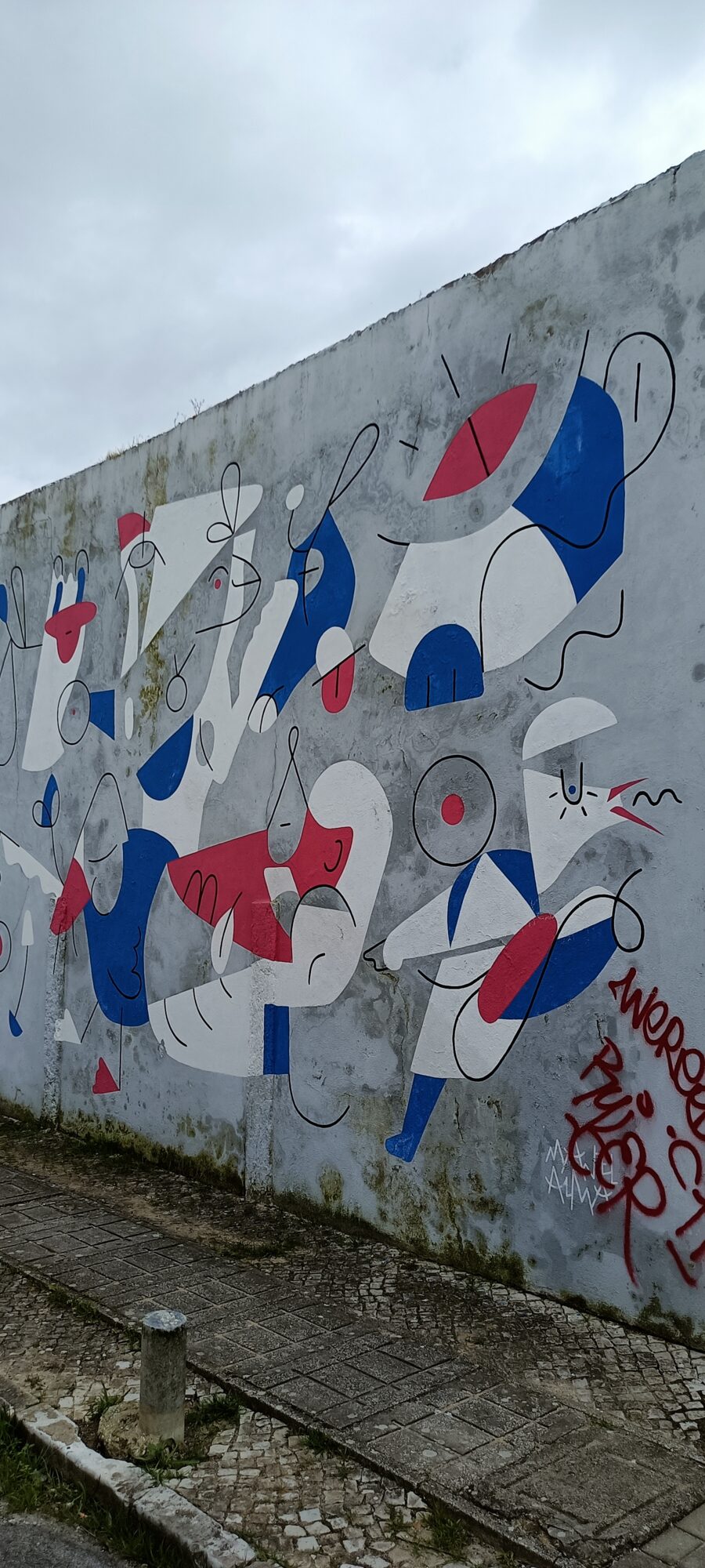 Blue White and Red Figures in Miró Style — Street art by Manel Alma in Almada