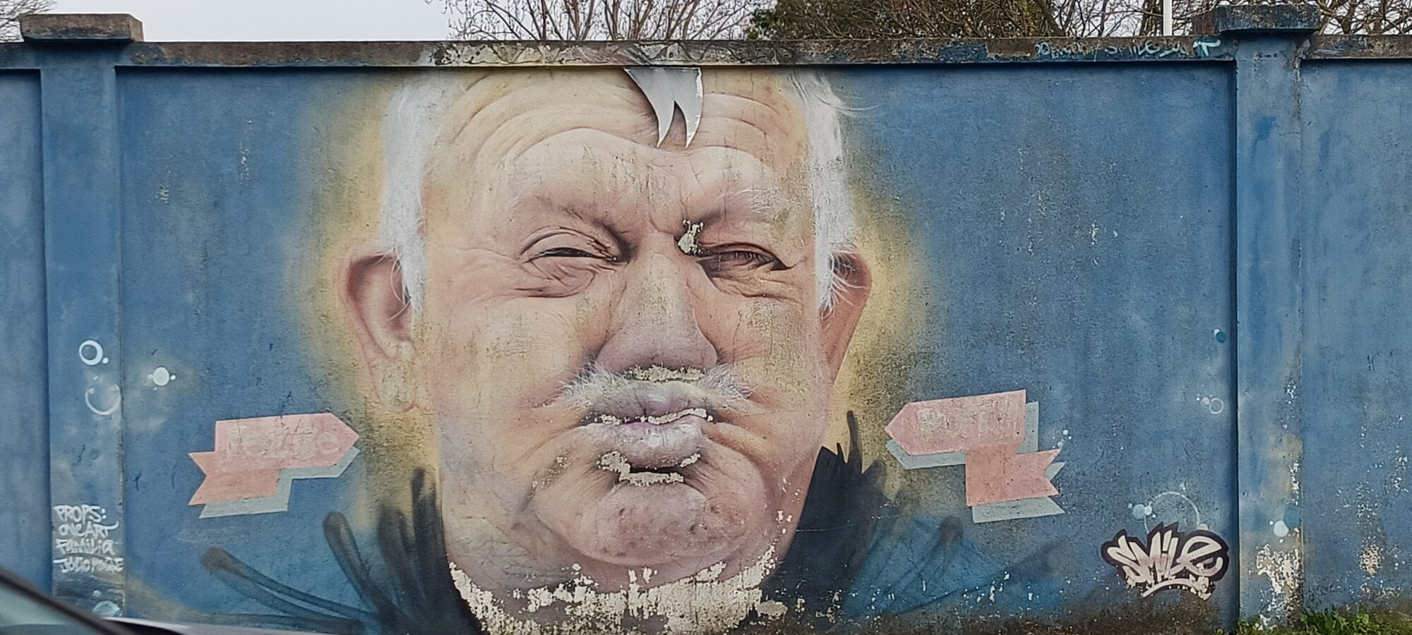 Vieil homme aux joues gonflées — Street art à Lisboa