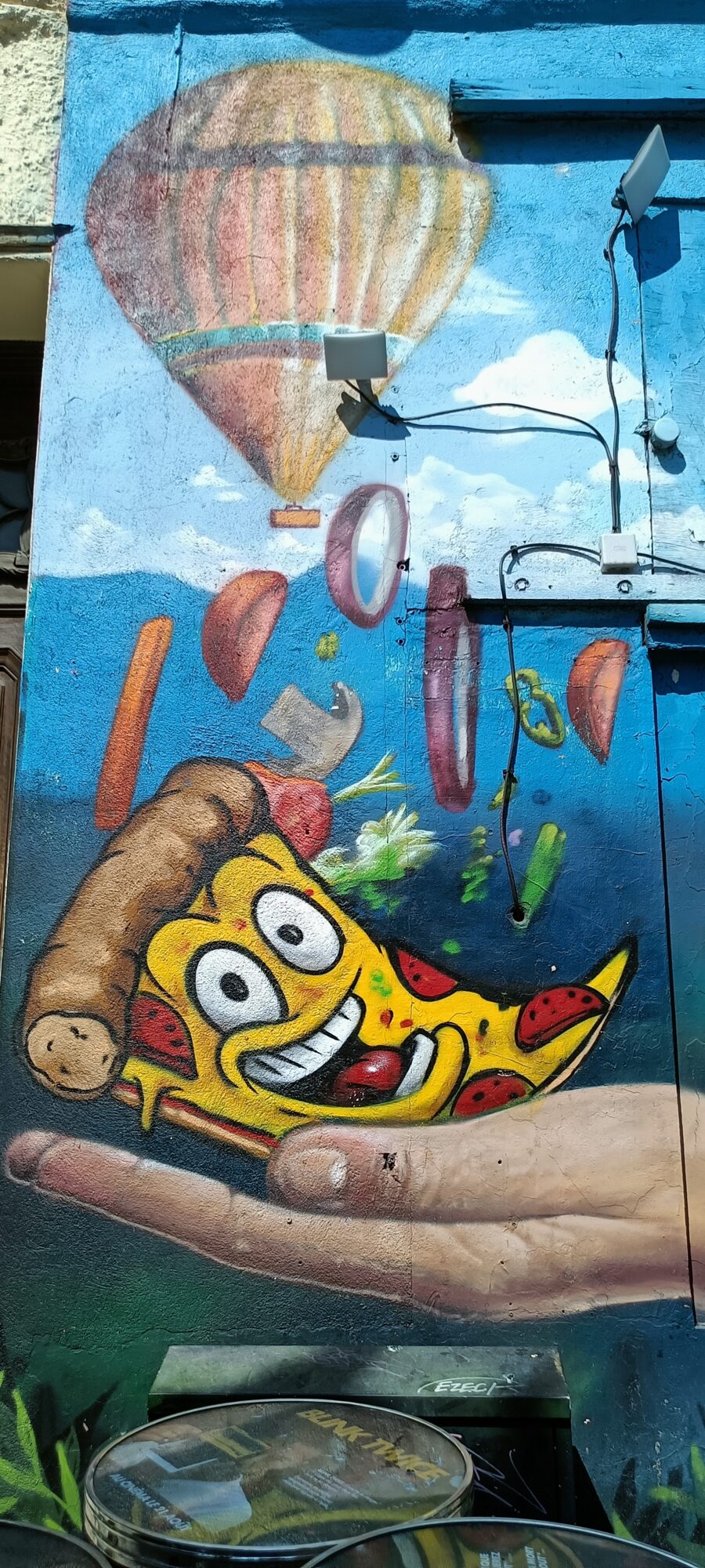Pizza slice in a giant hand — Street art in Marseille