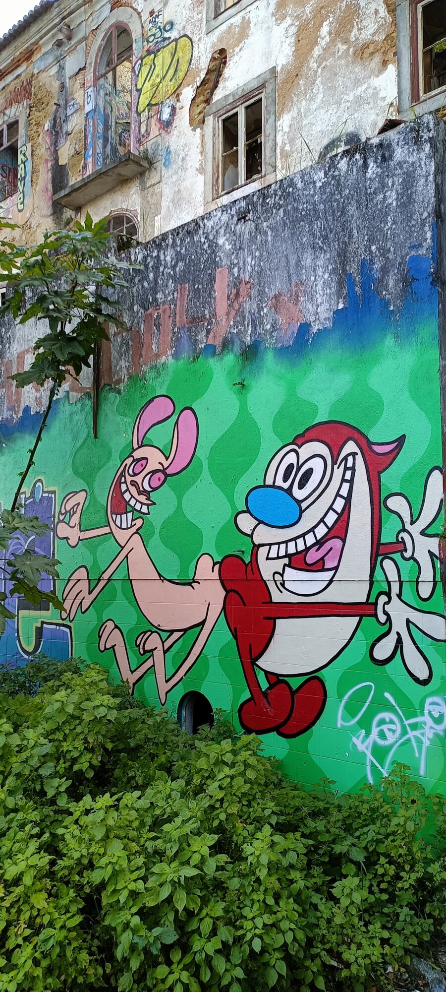 Ren et Stimpy sur fond vert — Street art à Lisboa
