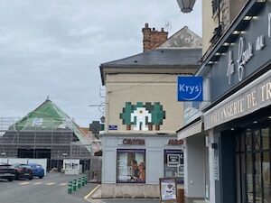 FTBL_09, Space Invader de la place du Marché — Street art de Invader à Milly-la-Forêt