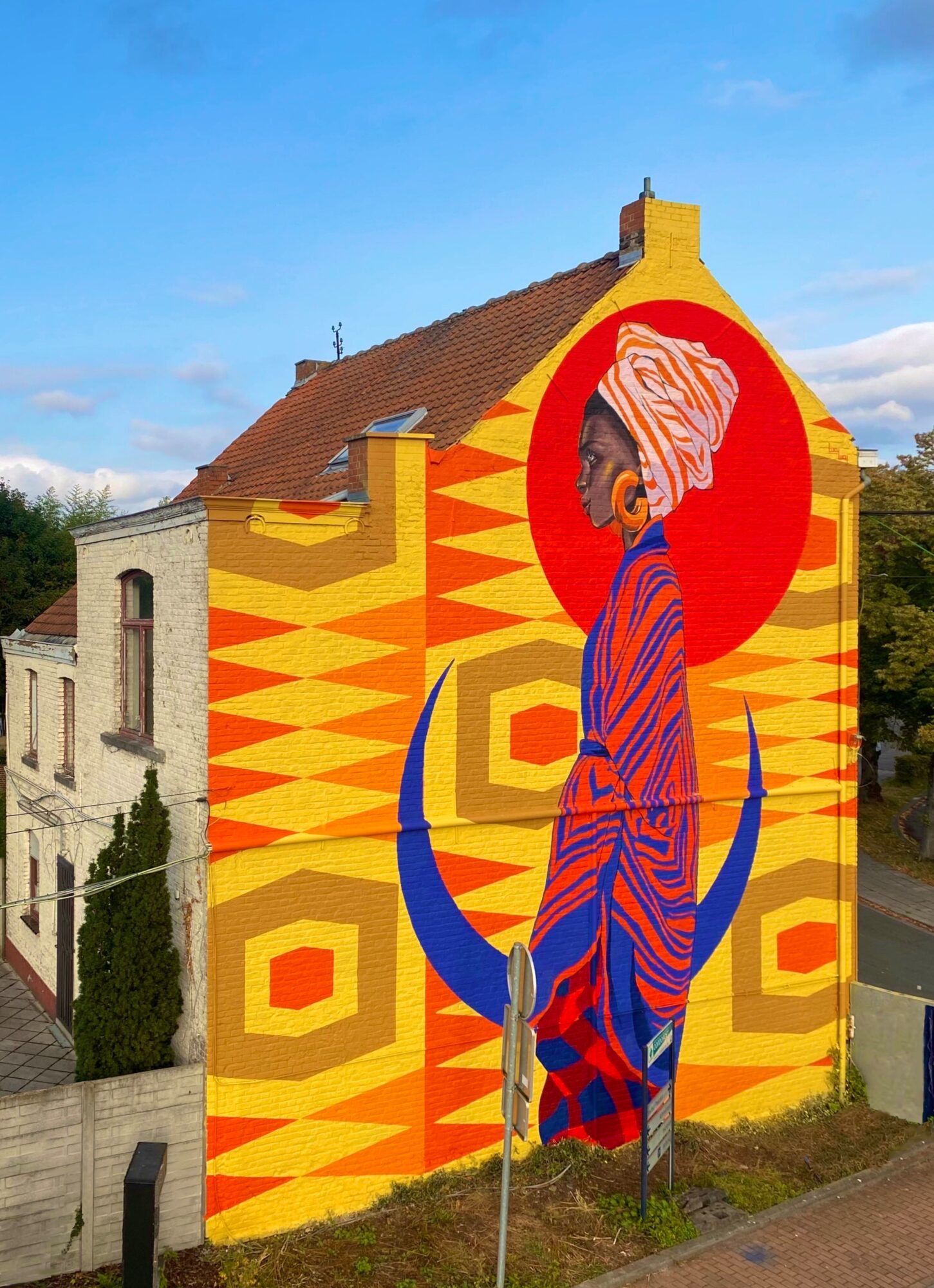 Femme au turban et croissant bleu — Street art de Lucy Lucy à Mons