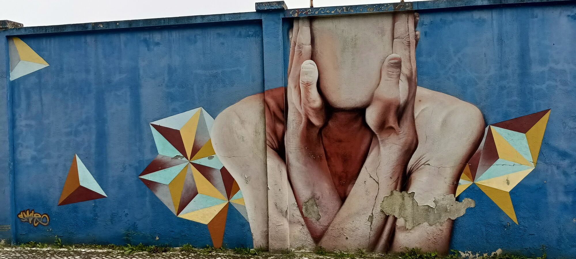 Geometric stars and a veiled torso — Street art in Lisboa