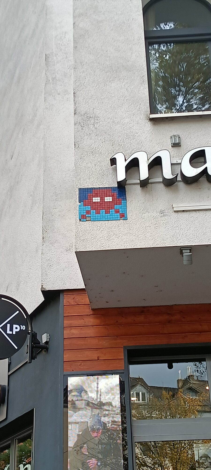 KLN_12, Red and Blue Space Invader on Roonstraße — Street art by Invader in Köln