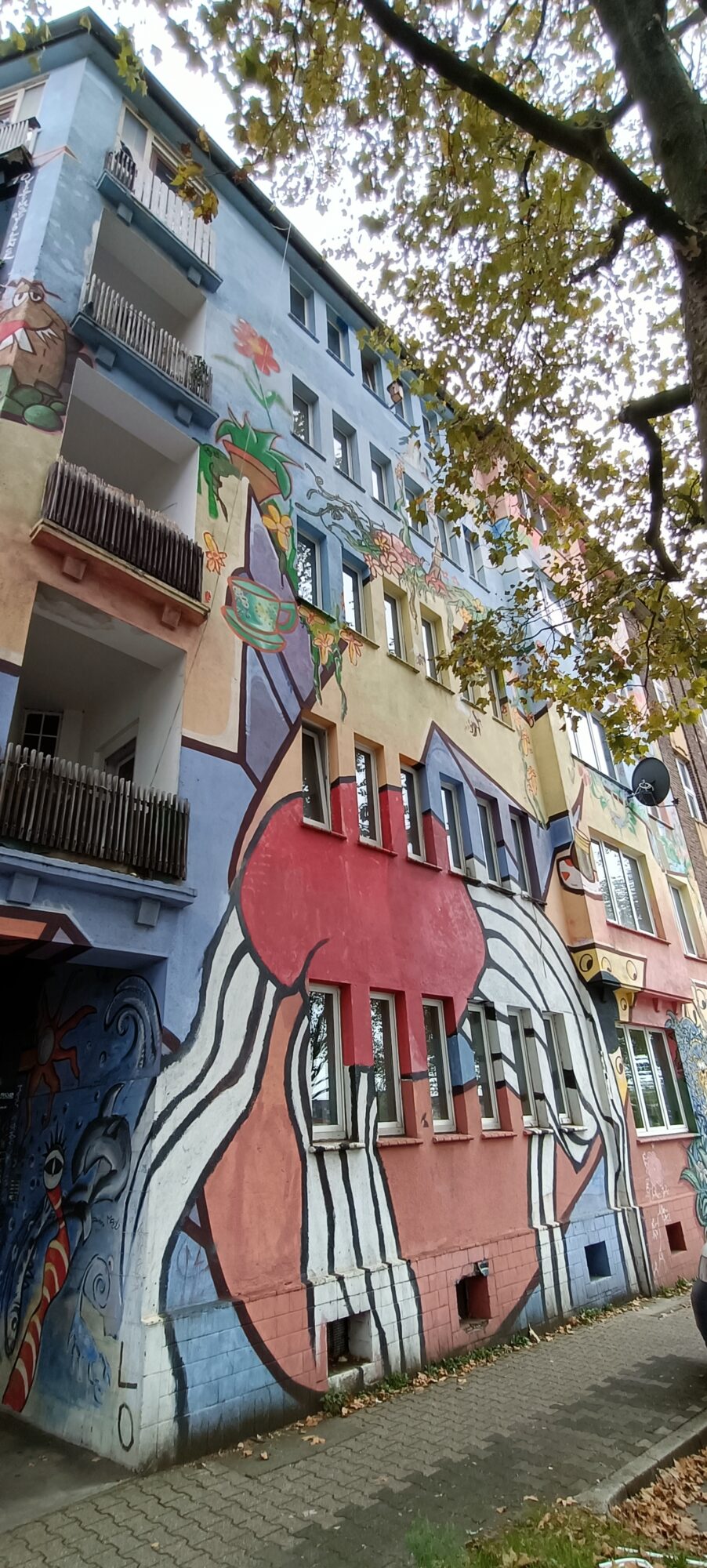 Schöner Wohnen, la tête d'éléphant et la tasse de thé — Street art de Klaus Klinger à Düsseldorf