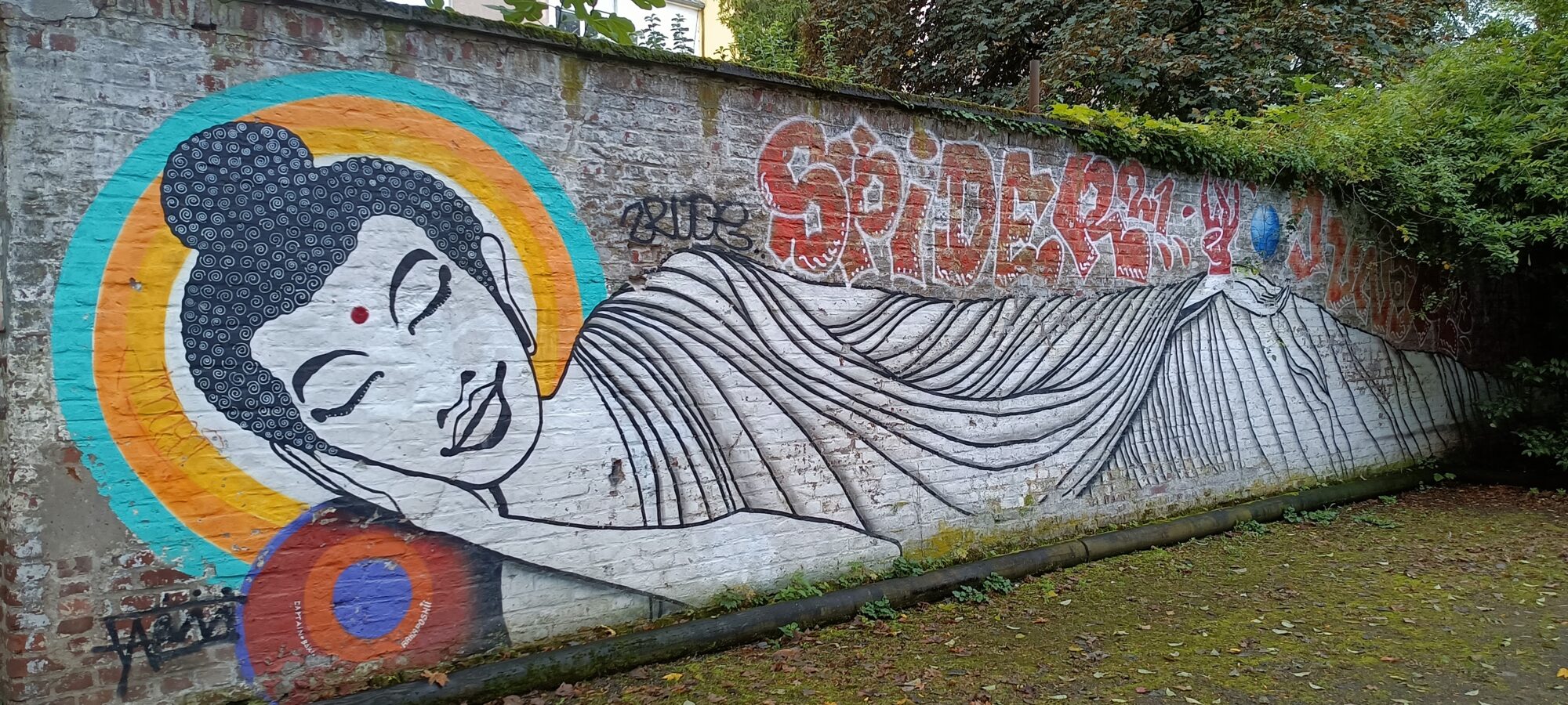 Bouddha couché par Rakaposhii — Street art de Captain Borderline, Rakaposhii à Köln