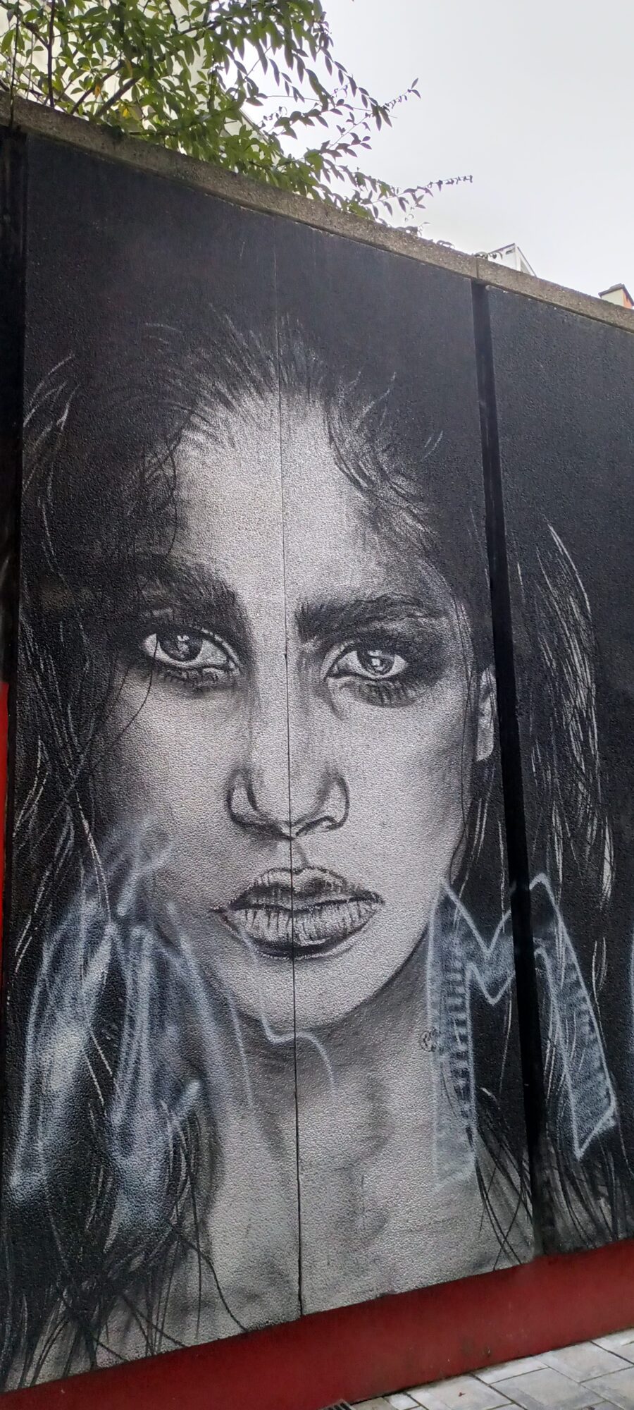 Portrait au fusain par LaetiCNN199 — Street art de LaetiCNN199 à Bruxelles