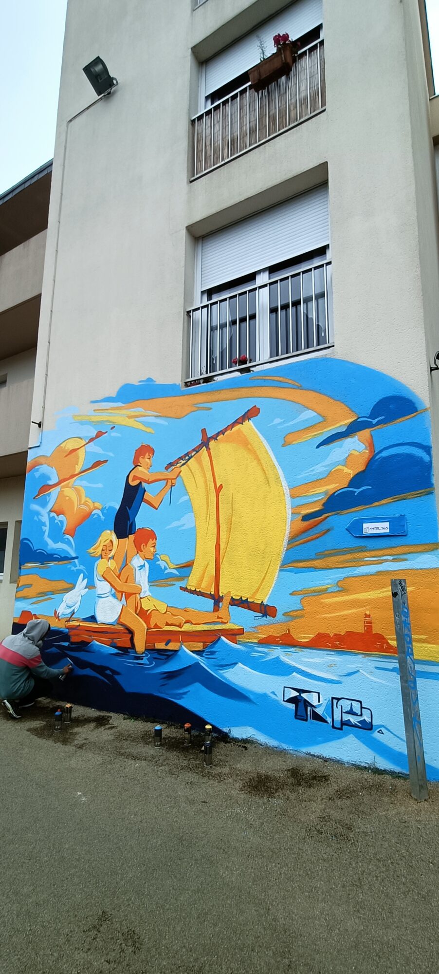Children under the yellow sail — Street art in Paimpol