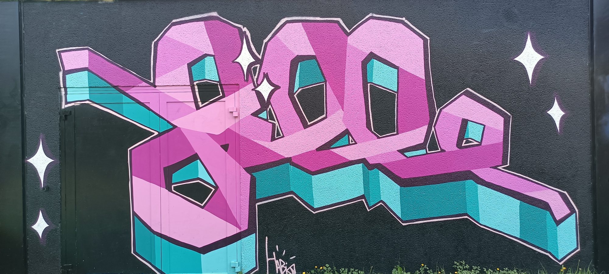 Pink Geometric Piece on Black — Street art in Sainte-Luce-sur-Loire