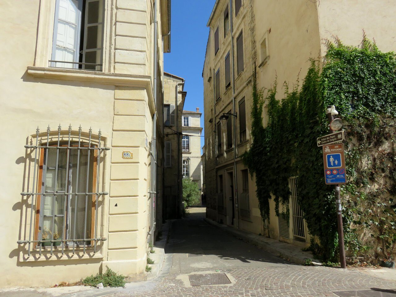 AVI_10, Space Invader de la rue de l'Arc de l'Agneau — Street art de Invader à Avignon