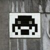 BXL_28, Space Invader noir et blanc sur console — Street art de Invader à Bruxelles