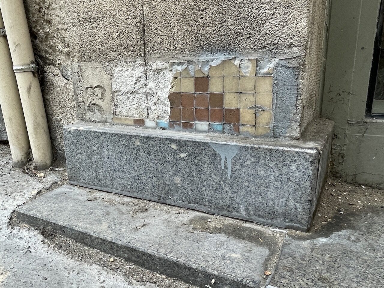 PA_06, Space Invader de la rue de Seine — Street art de Invader à Paris