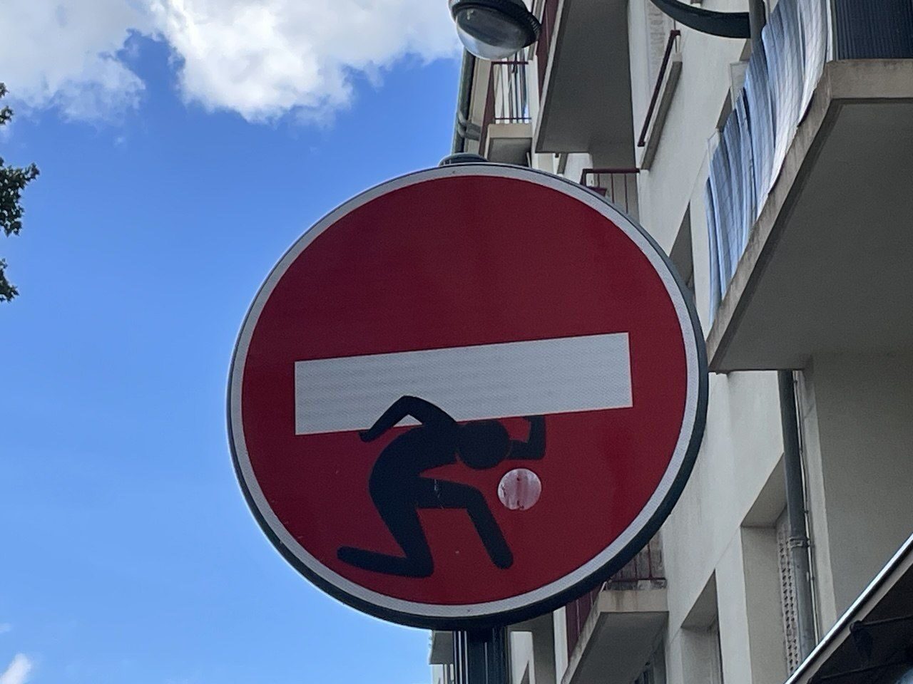 L'insoutenable légèreté de l'être — Street art de Clet à Rennes