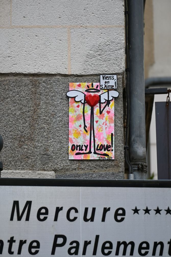 Un cœur plein d'amour — Street art de Tata BZH à Rennes