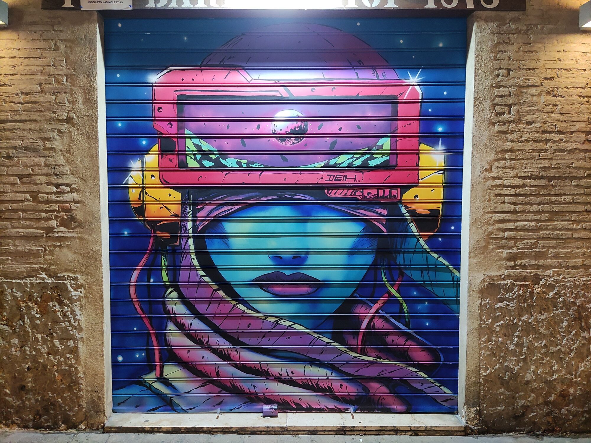 Femme à la visière cosmique — Street art de Deih xlf à València