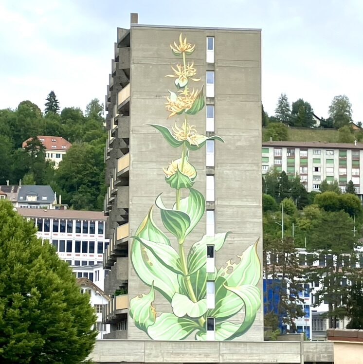 La Grande Gentiane — Street art de Mona Caron à Le Locle