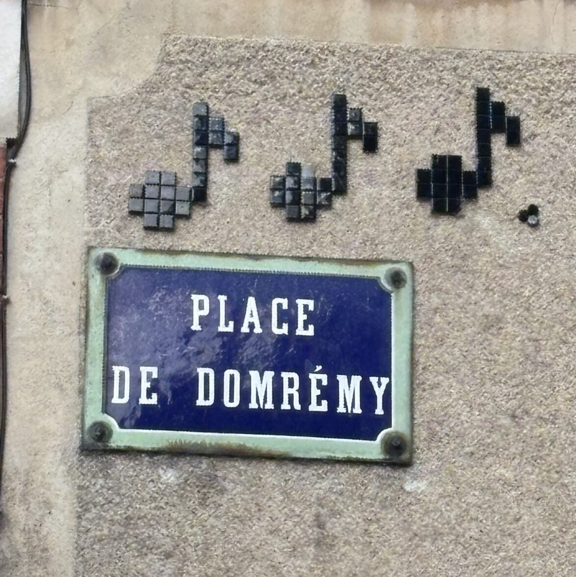 Do, ré, mi de la place de Domrémy — Street art de Mifamosa à Orléans