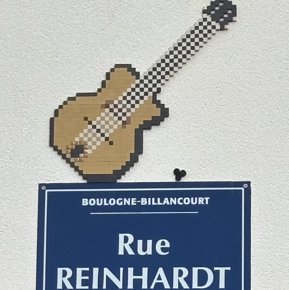 Guitar on Rue Reinhardt — Street art by Mifamosa in Boulogne-Billancourt