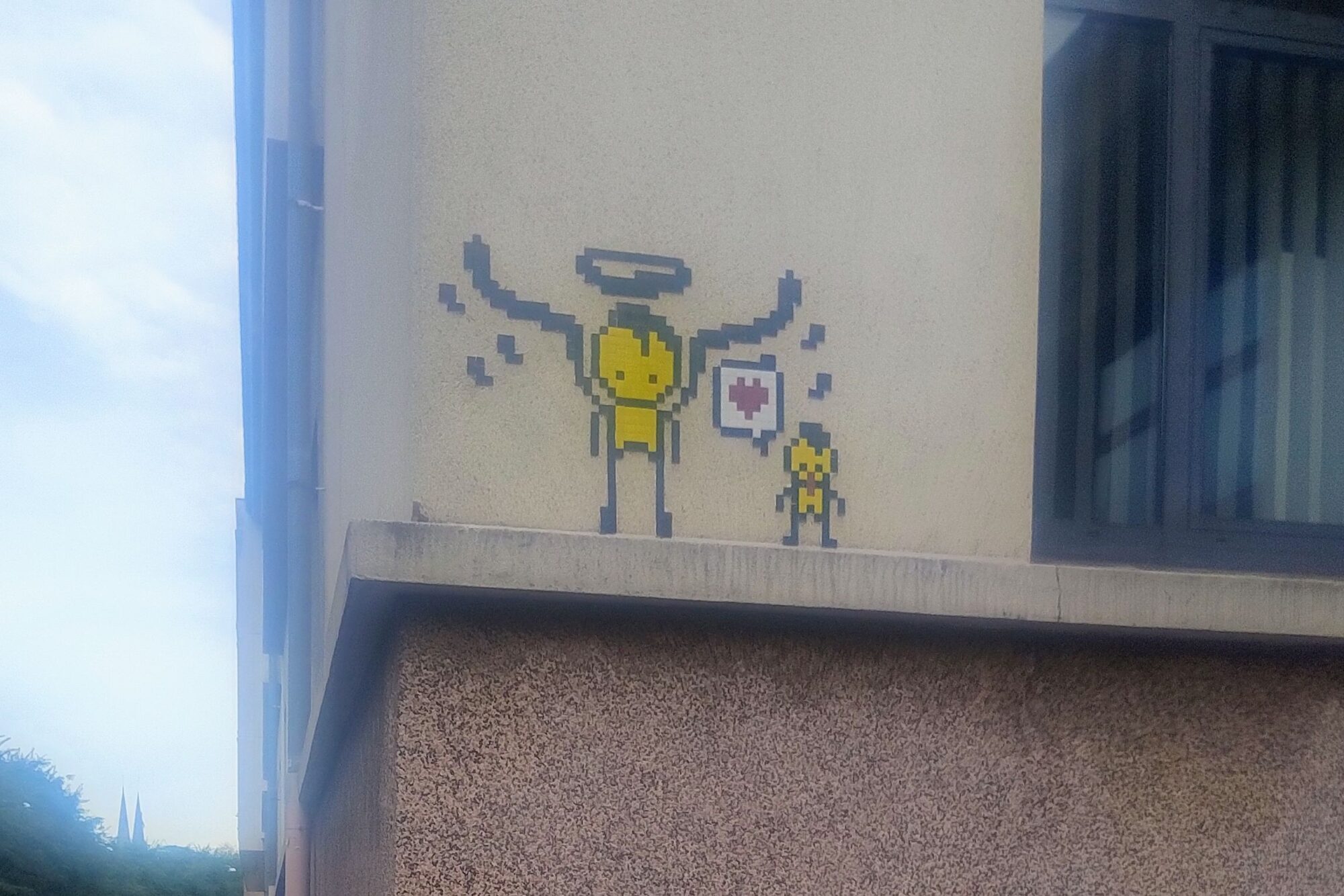 Ange pixel et son cœur rouge — Street art de Stork Pixelart à Strasbourg